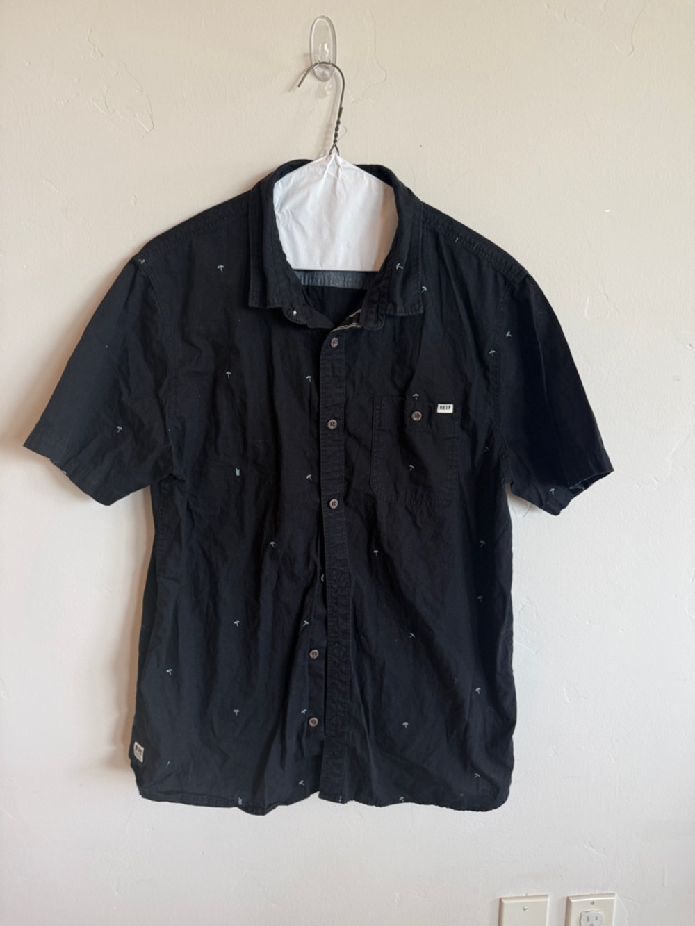 Reef Black Short-Sleeve Button-Down Shirt with Subtle Micro Print